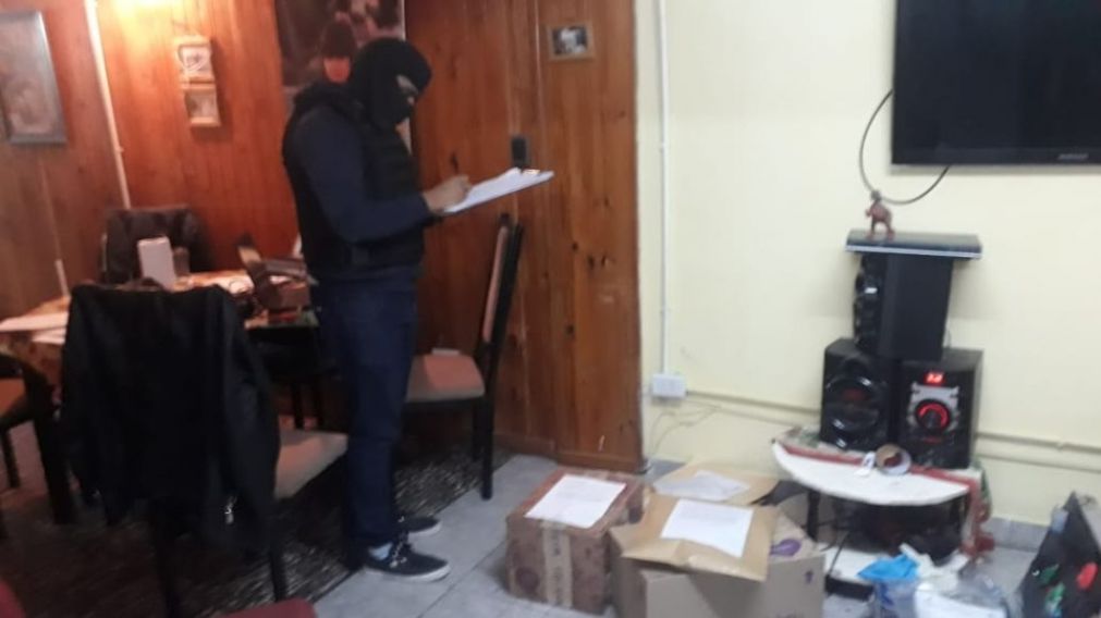Se realizaron allanamientos y el secuestro de prendas para determinar posibles rastros biológicos.