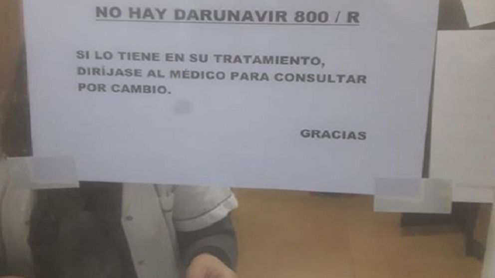 Cartel en el hospital Muñiz indicando la grave situación.
