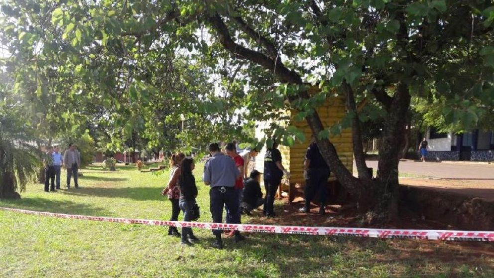 El cadáver de la joven, fue hallado debajo de una casilla de madera en la plaza del barrio Belén de Puerto Iguazú.