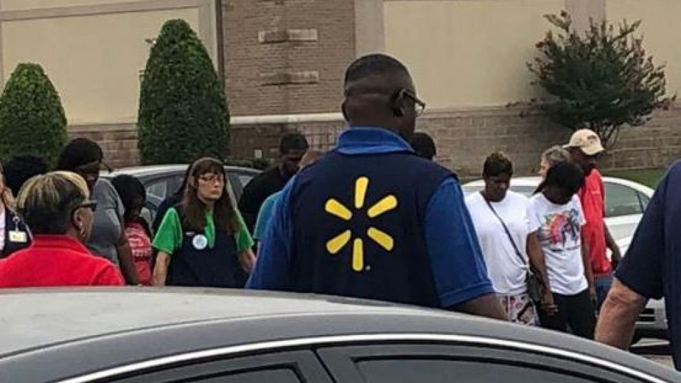 Dos empleados fueron asesinados, uno afuera de la tienda y otro adentro.