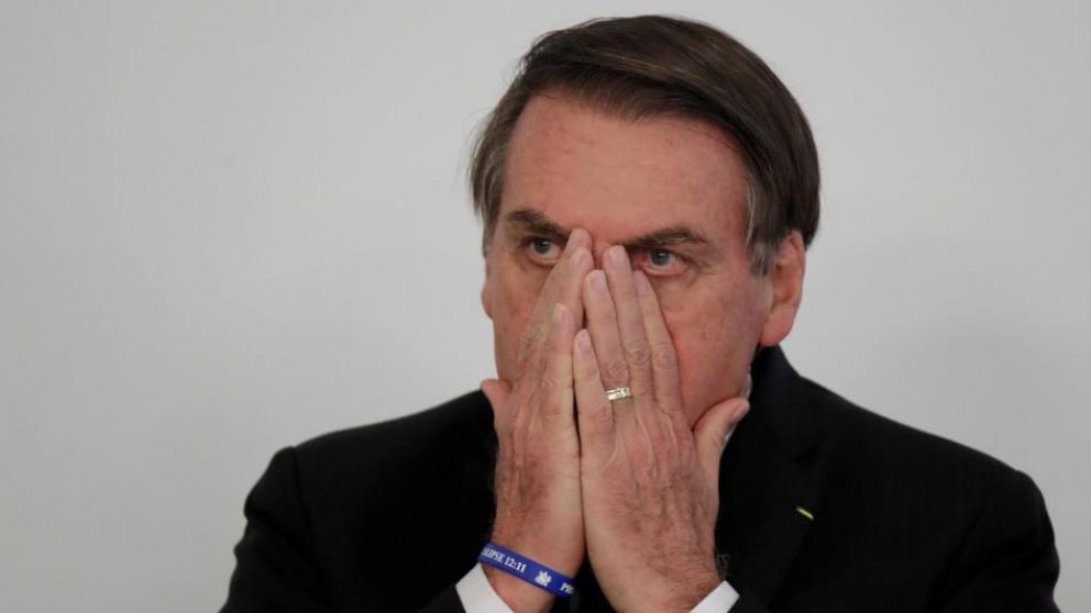 En boca cerrada no entran moscas.