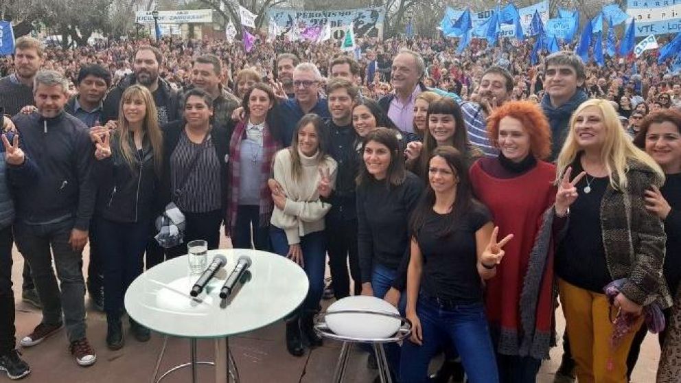 Kicillof encabezó una charla en el Anfiteatro de la Plaza Pacheco.