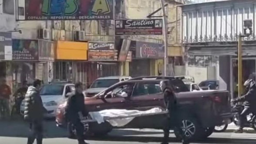 El cuerpo rodó por el pavimento y fue recuperado (Captura video).