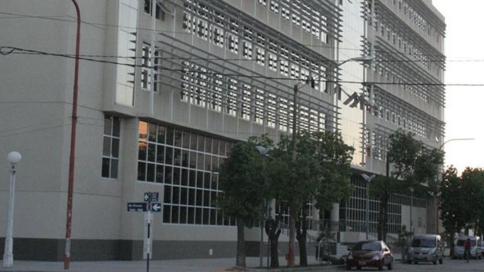 La adolescente, con su hijo en brazos, fue trasladada al Penal de Mujeres ubicado en la capital provincial.