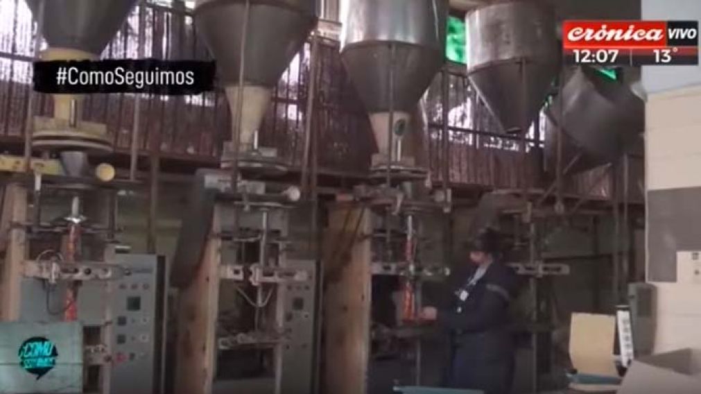 En la fábrica, una solo ex empleada ante varias máquinas paradas por la crisis. (Captura de TV)