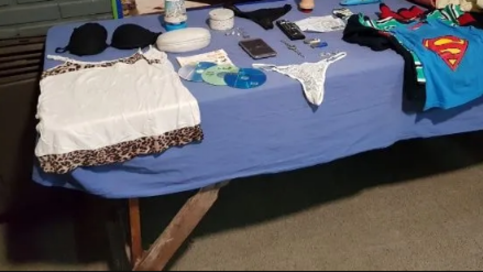 La mujer fue detenida por abusar de su hijo de siete años.