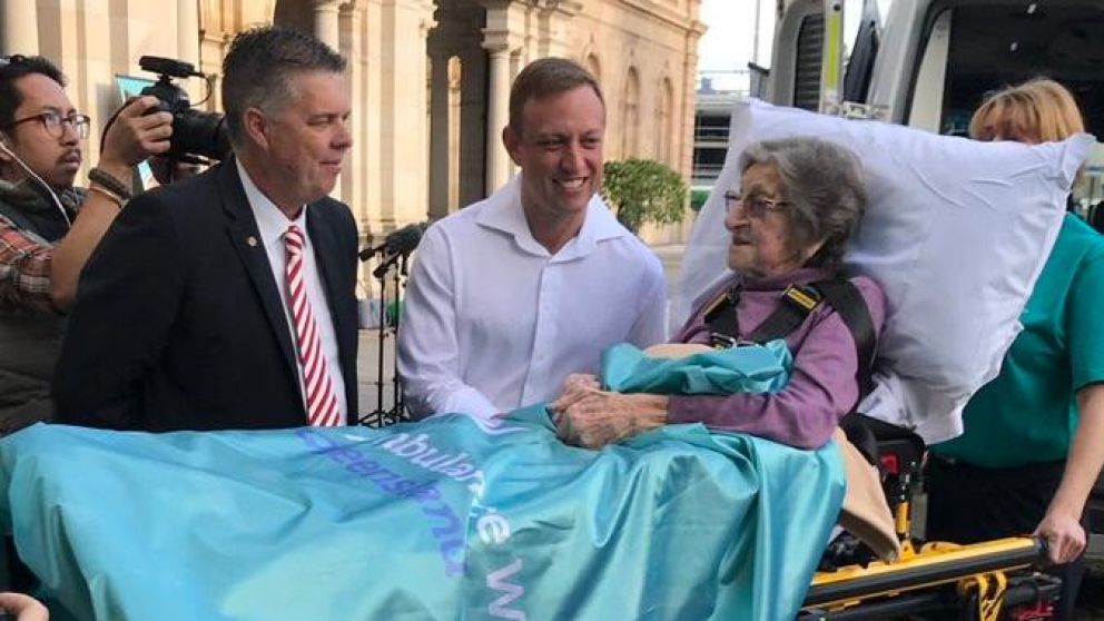 Betty Dowsett y detrás la "Ambulancia del último deseo".