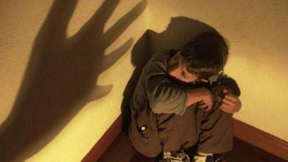 El chico fue asistido por los vecinos mientras su madre lo atacaba (Imagen ilustrativa).