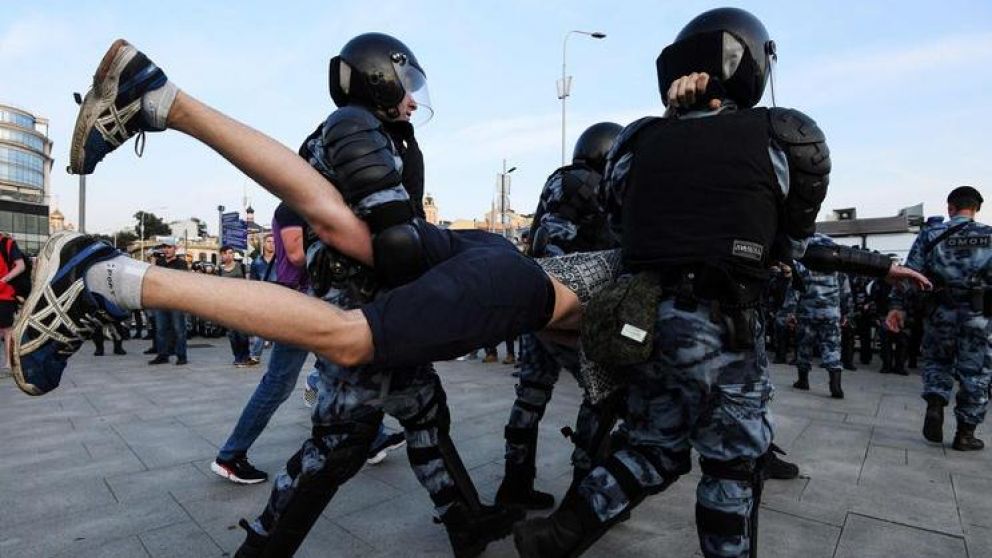 Unas 1.007 personas fueron aprehendidas por la policía.