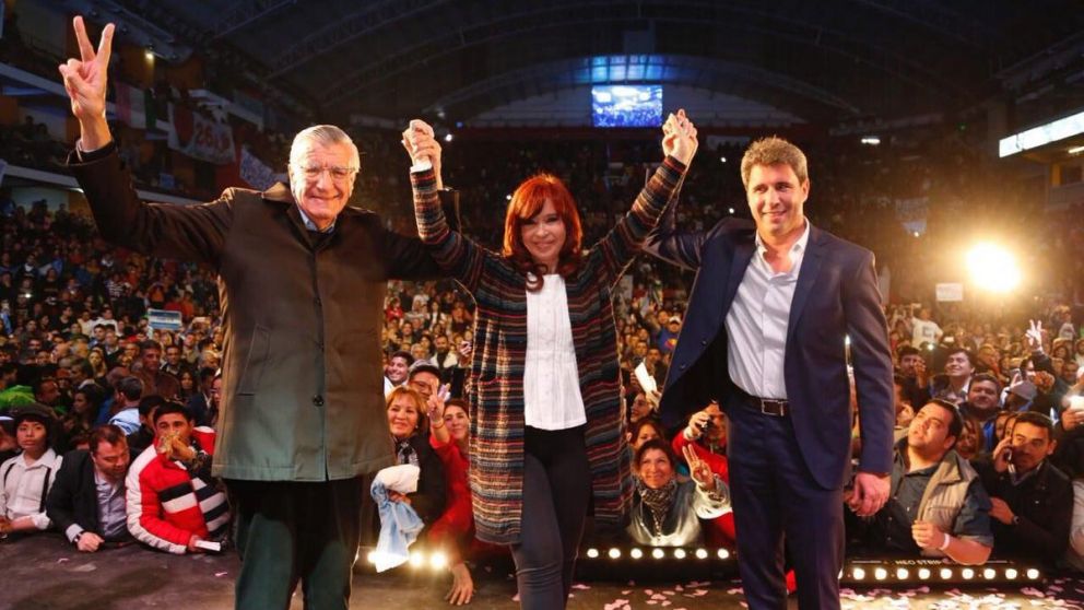 En el estadio Aldo Cantoni junto al presidente del PJ, José Luis Gioja, y al gobernador Sergio Uñac.