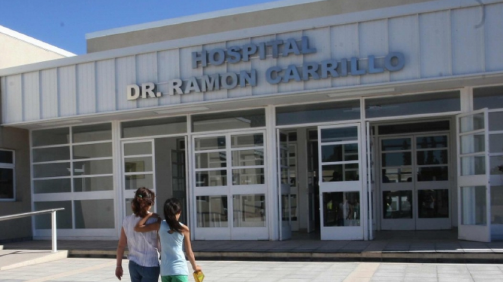 Ambos heridos fueron trasladados hasta el Hospital Carrillo, pero luego el hombre fue derivado al Hospital Central.