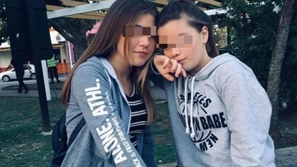 Rocío junto a su amiga Camila.