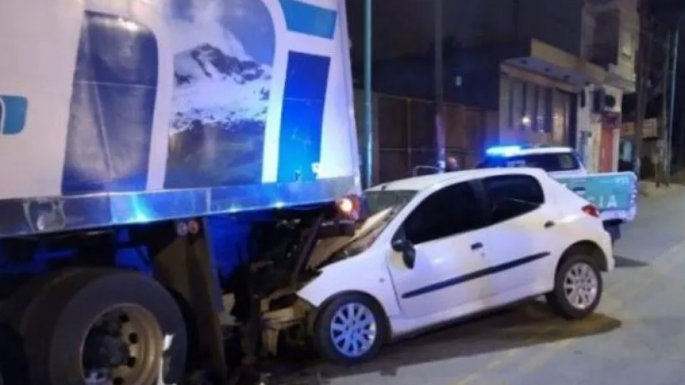 En la madrugada del pasado jueves el vehículo colisionó contra el camión en la intersección de Smith y Centenario.