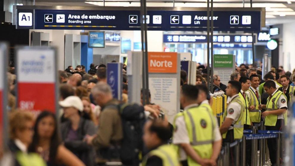Nueva jornada de protesta en el hall de Aeroparque.