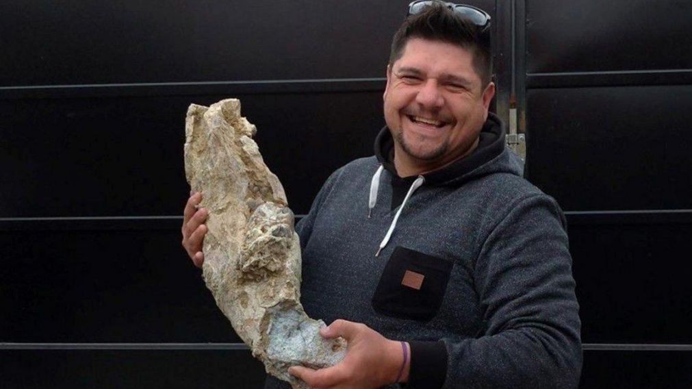 El hombre asegura que encontró restos de dos animales de distinto tamaño.