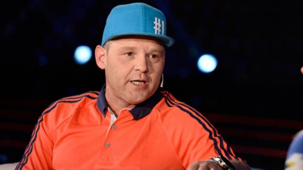 El músico está acompañado por uno de sus hermanos y su esposa, y continúa con custodia policial.