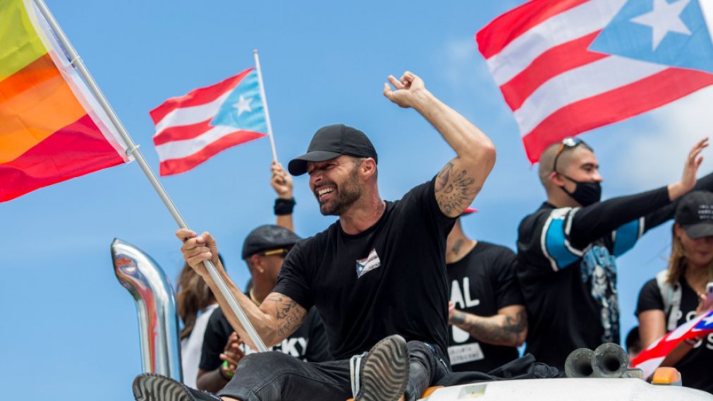 Ricky Martin flameando una bandera del orgullo gay en medio de las protestas en Puerto Rico (Twitter).