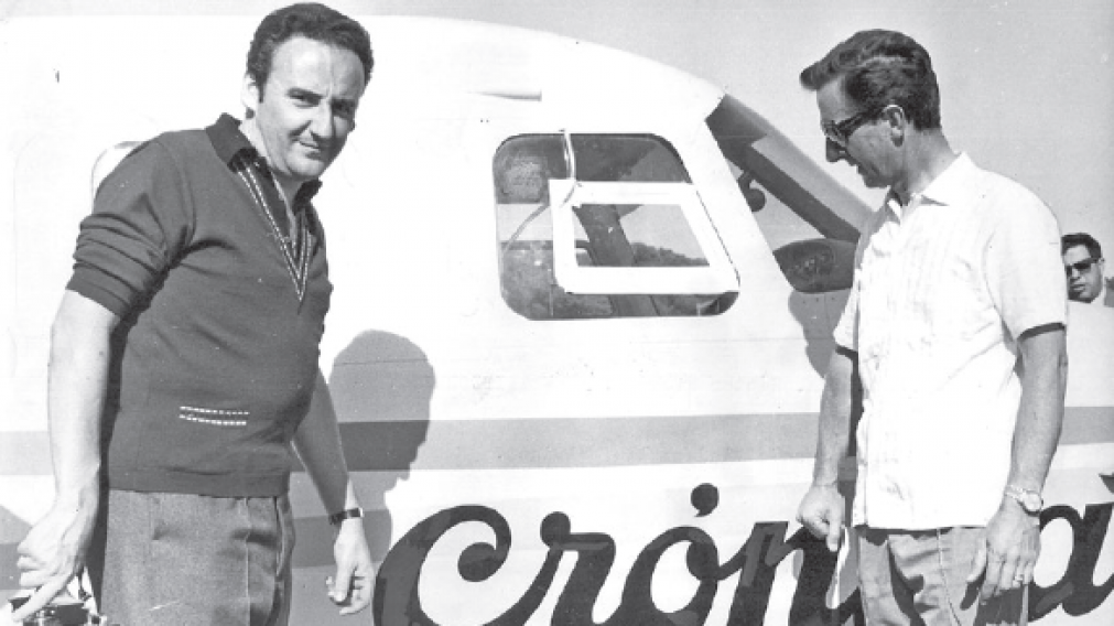 García y el piloto del avión del diario, en 1982. ¿Destino? ¡Malvinas!