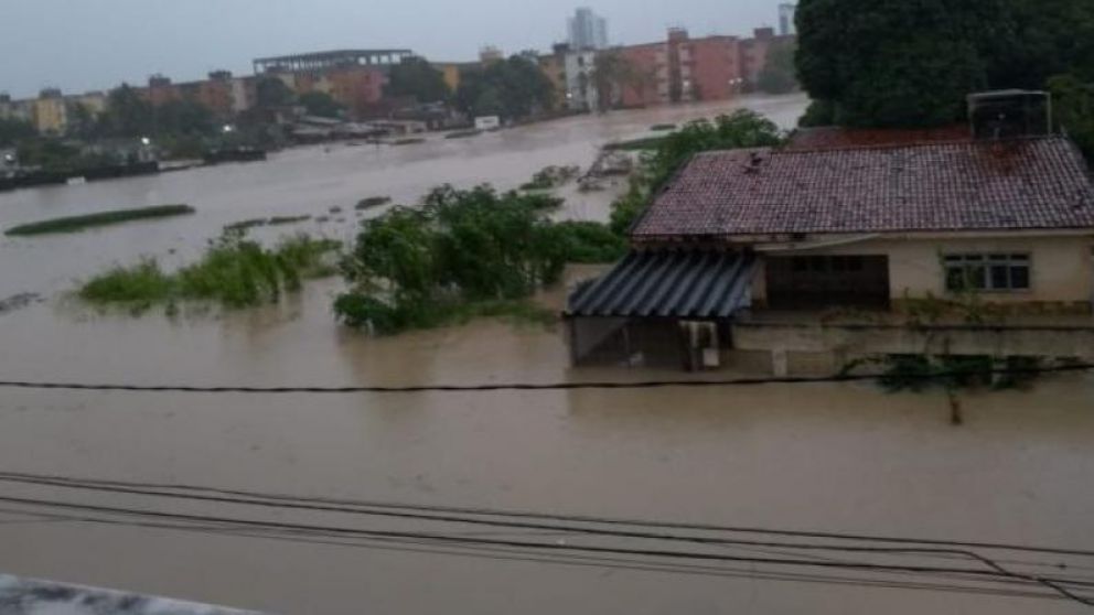 El temporal provocó inundaciones en diferentes puntos de la región metropolitana de Recife