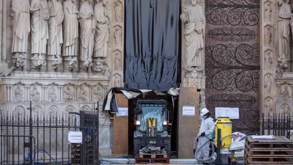 Científicos trabajan en el terreno para analizar las piezas quemadas.
