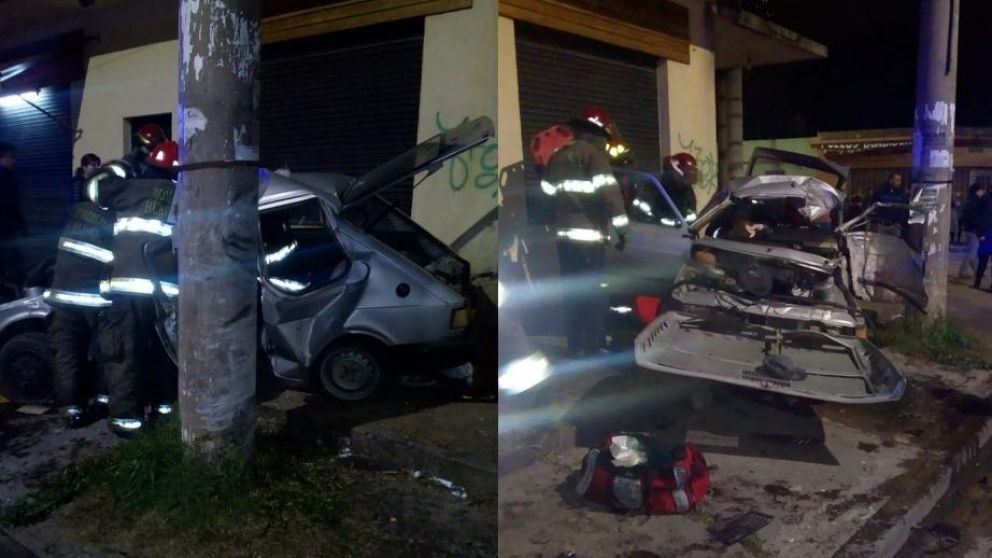 Así quedo el automóvil tras estrellarse contra la columna.