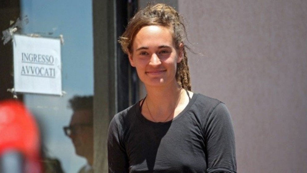 La joven de 31 años rescató a 40 inmigrantes en un puerto italiano (Twitter).