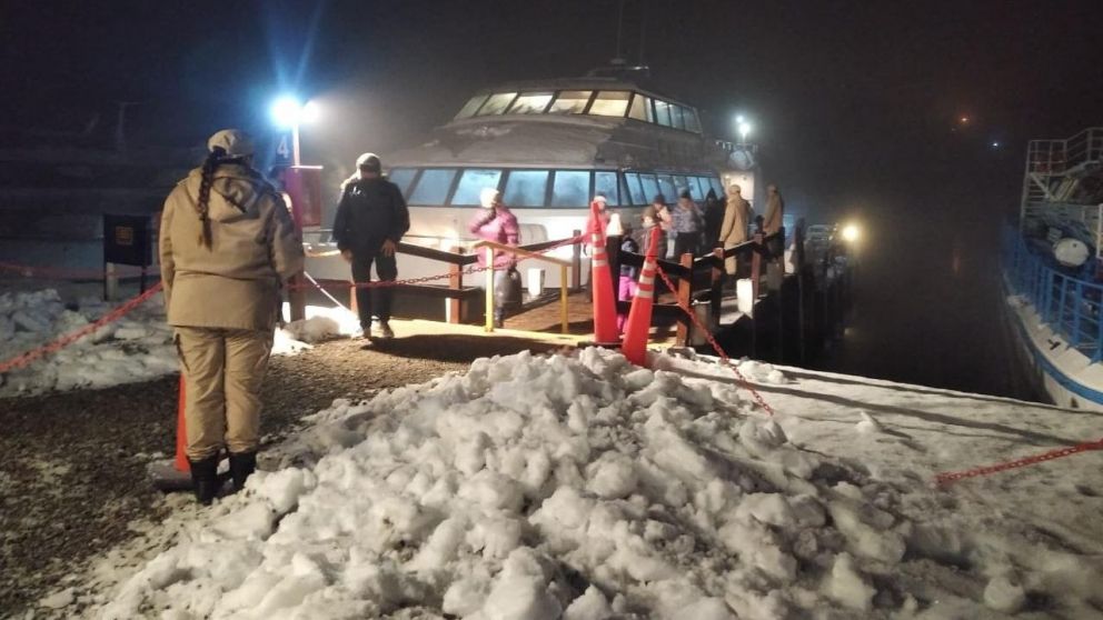 Los catamaranes evacuaron a los turistas durante la noche.