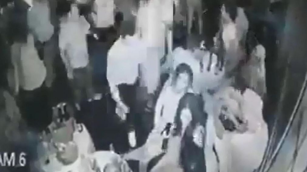 El atacante qued� filmado en las c�maras de seguridad del bar (Captura).