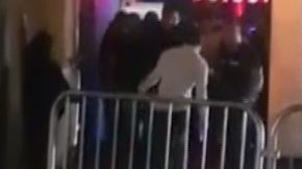 La pelea tuvo lugar afuera del establecimiento. (Captura de video).