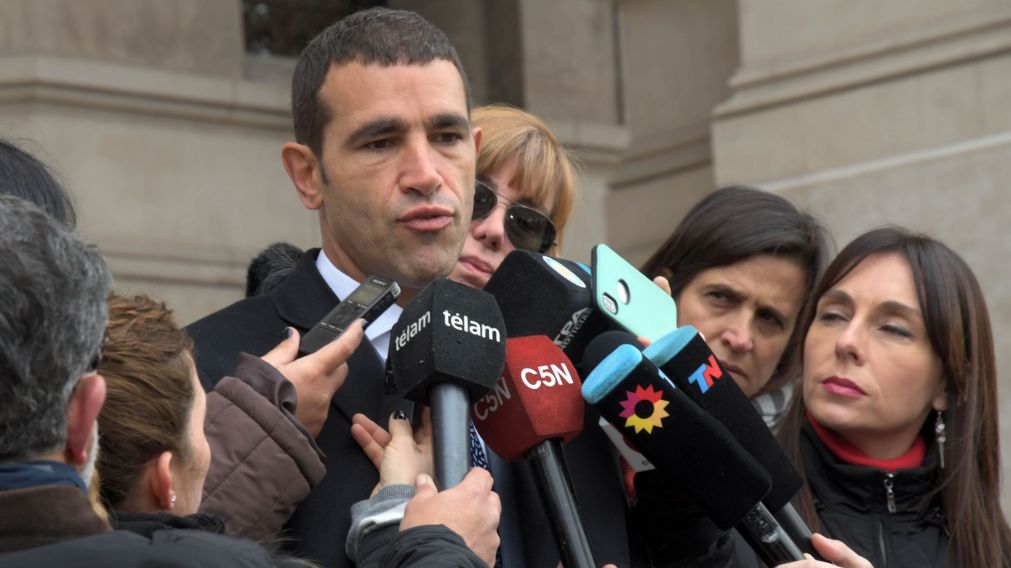Diego Pirota en la puerta del Palacio de Tribunales (Télam).