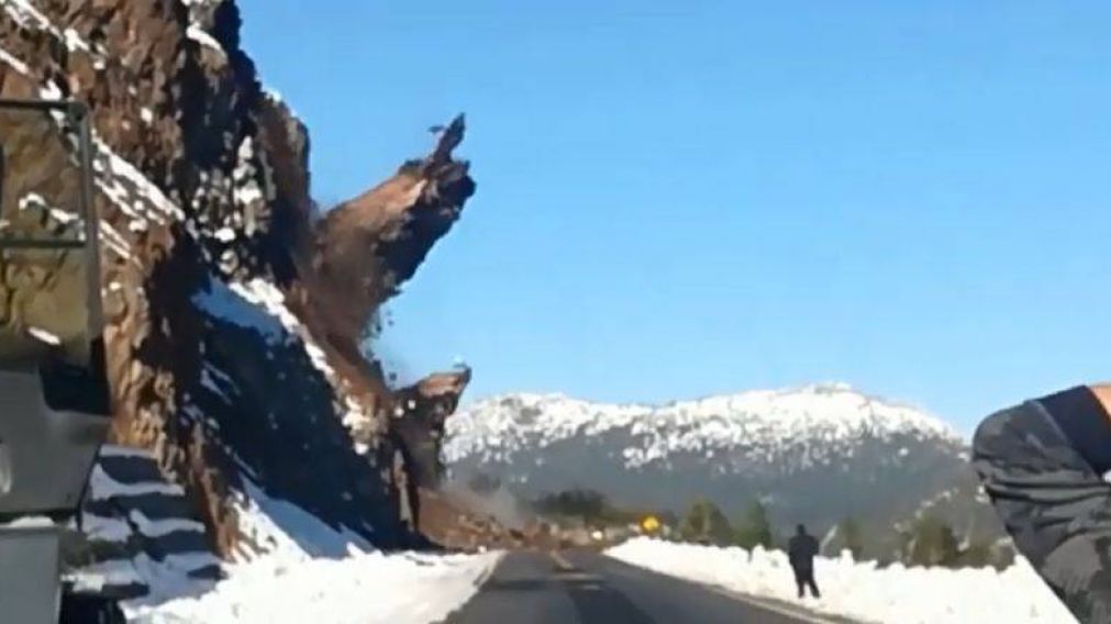 Equipos viales�operan en la zona para despejar la nieve y �rboles ca�dos de la calzada (Captura de video).
