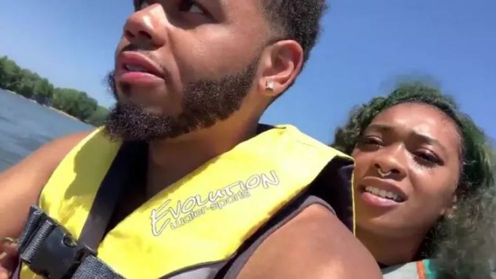 Lynn le pidió a su novio revisarle el celular en medio del agua (Captura de video).