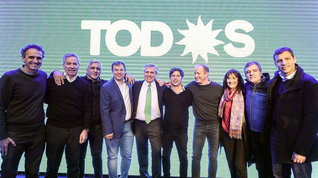 El precandidato del kirchnerismo, junto a Kicillof e intendentes.