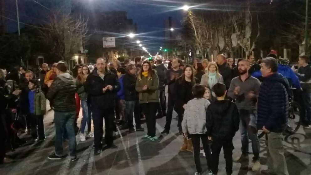 Decenas de vecinos se concentraron en las calles de Banfield para pedir justicia por Adrián Albanese.