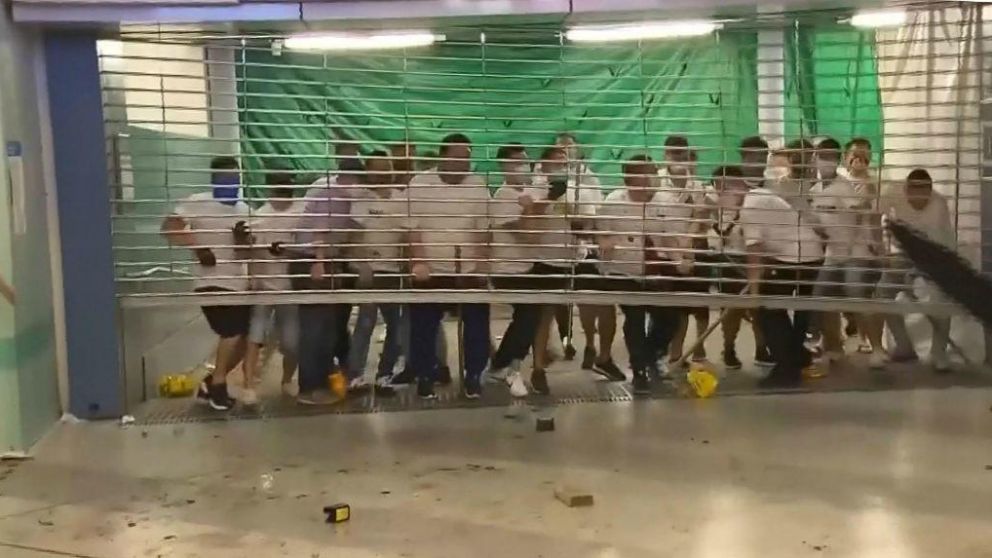 El grupo armado vestido de blanco atacó a los manifestantes.