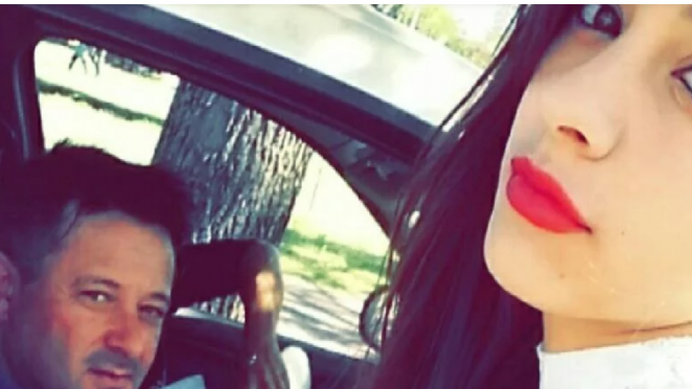 La joven de 19 años de edad junto a su padre