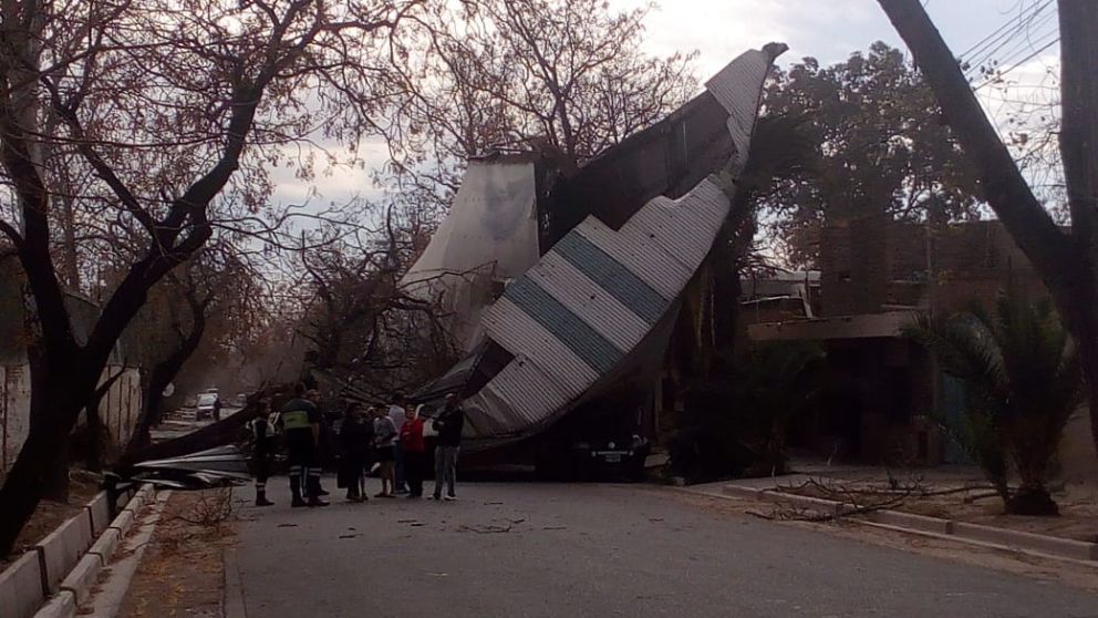 El viento zonda causó destrozos en distintas ciudades de Mendoza.