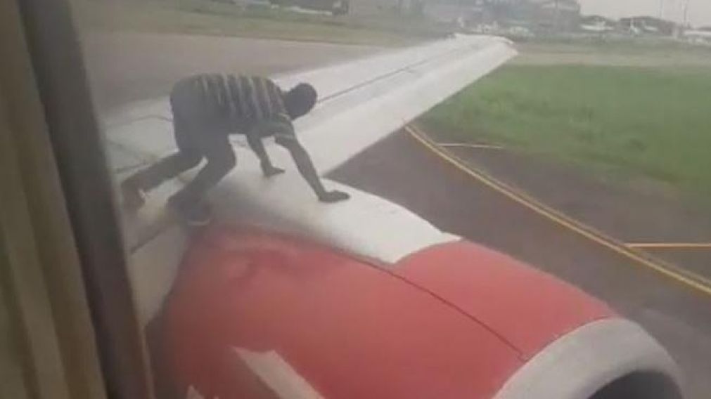 En ojotas, comenzó a deambular por fuera del avión (Captura de video).