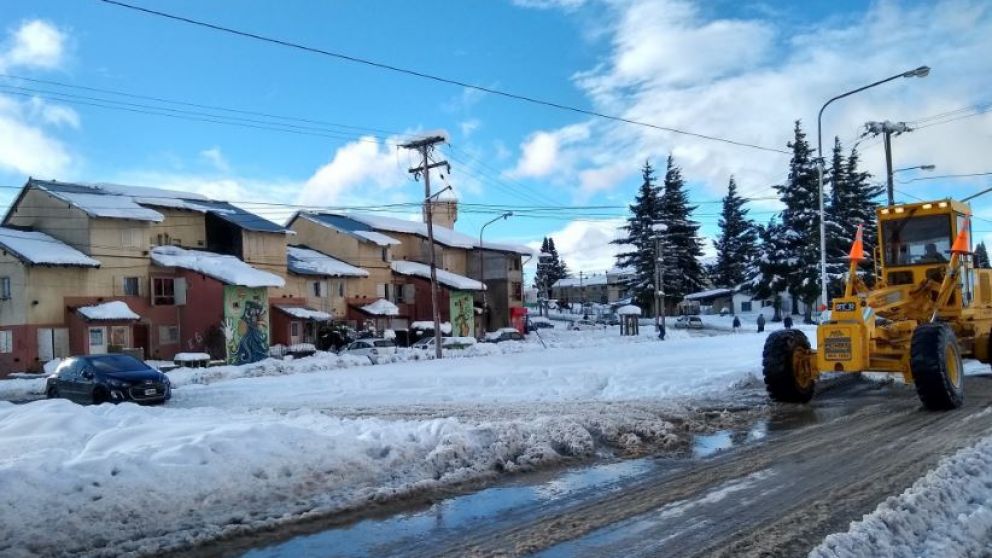 Las autoridades locales están llevando leña a los sectores más necesitados. (Twitter)