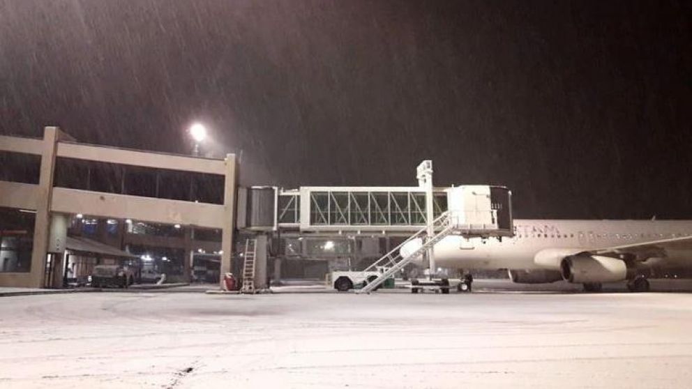 La acumulación de nieve en el aeropuerto impidió el despegue de los aviones (Foto: @munoznotired).