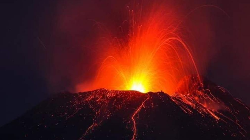 El volcán activo más grande de Europa entró de nuevo en erupción.