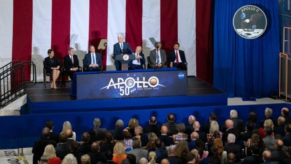 En Cabo Cañaveral, las autoridades gubernamentales norteamericanas celebraron la proeza.