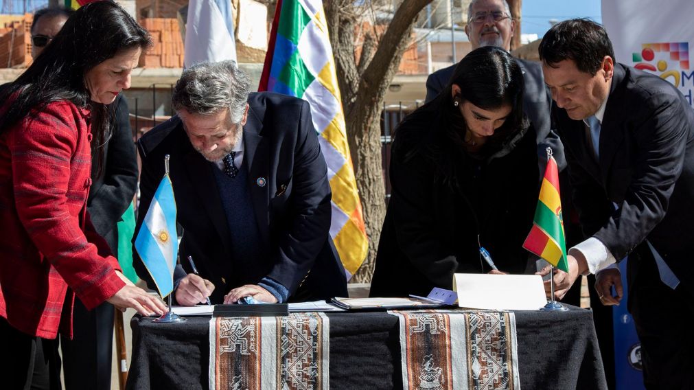 Funcionarios refrendaron el acuerdo en la ciudad boliviana.