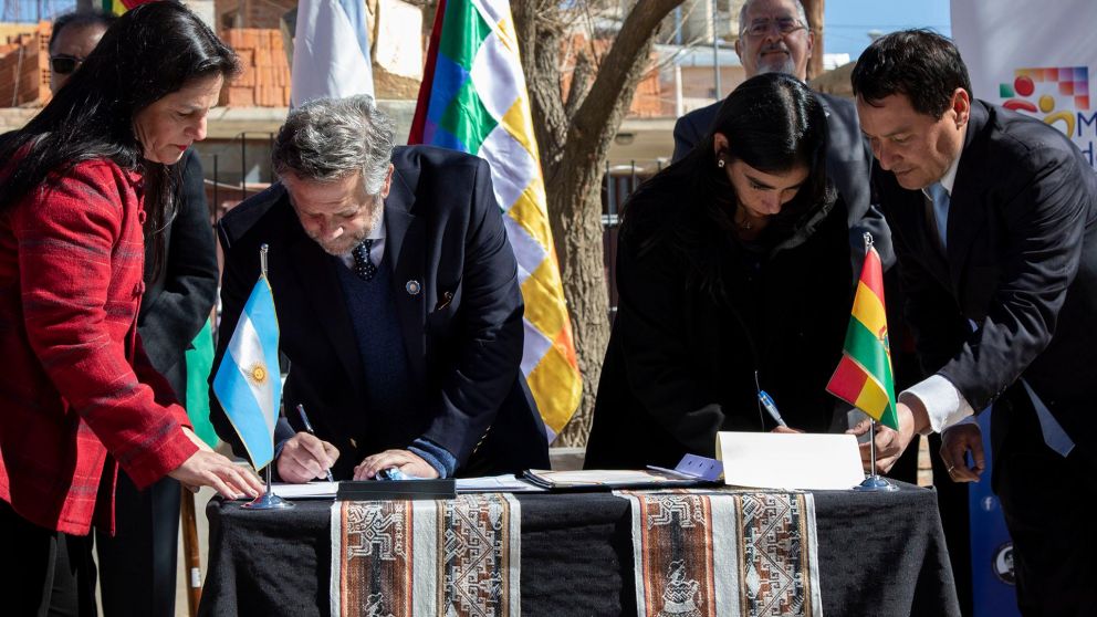 Funcionarios refrendaron el acuerdo en la ciudad boliviana.