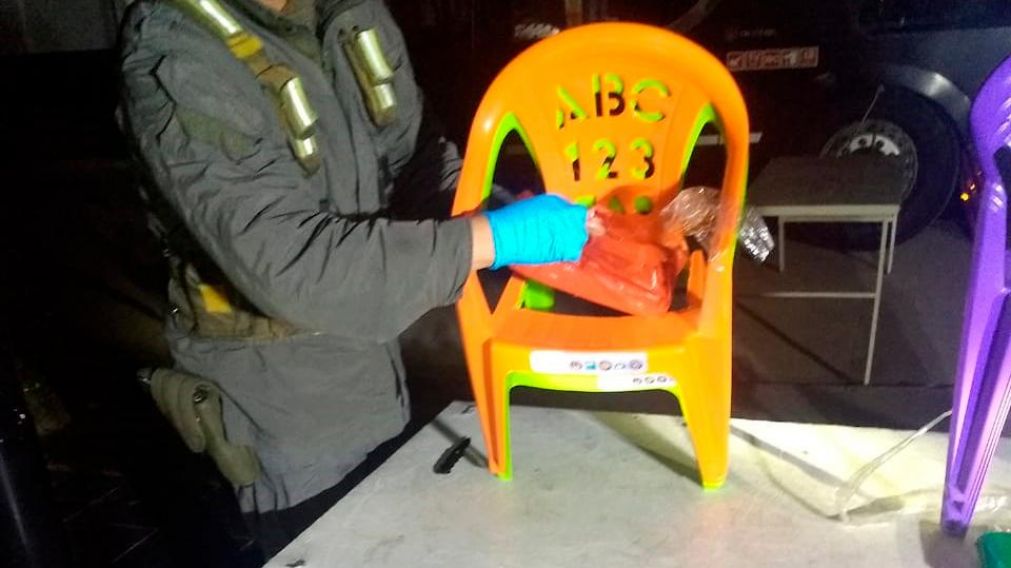 La droga estaba oculta en sillas de plástico infantiles.