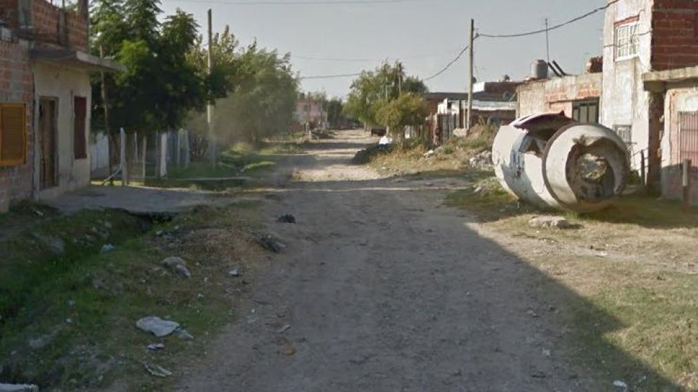 Acá, en este humilde vecindario, apareció el cadáver masacrado a palazos del individuo.