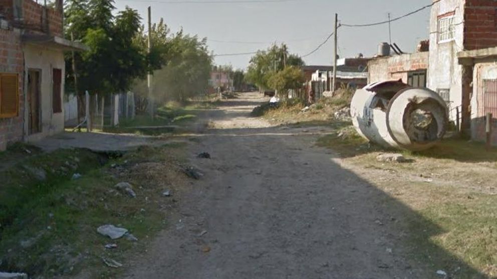 Acá, en este humilde vecindario, apareció el cadáver masacrado a palazos del individuo.