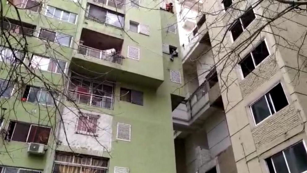 Vecinos llamaron al 911 y alertaron sobre la situación de riesgo.