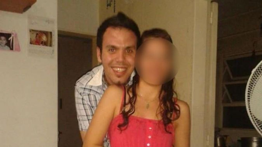 El joven atropellado y su pareja.