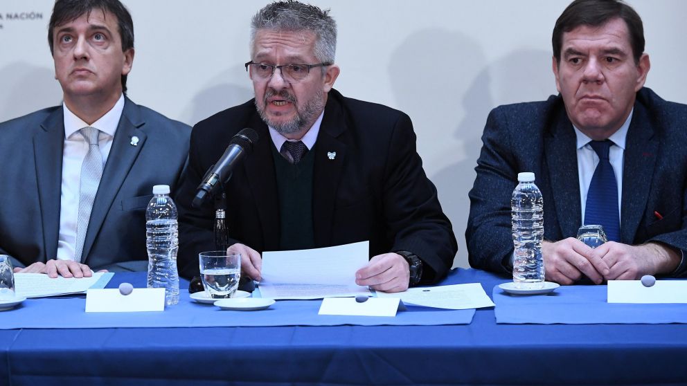 El documento responsabiliza a los altos mandos de la Armada y al poder político.